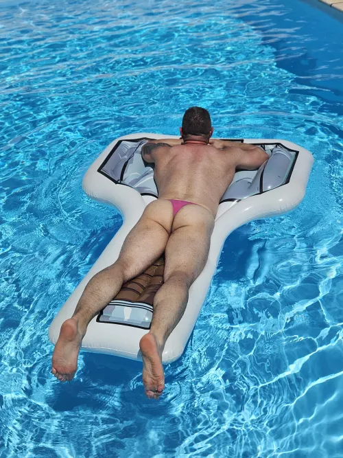 lazy das at pool... by PeachInPublic