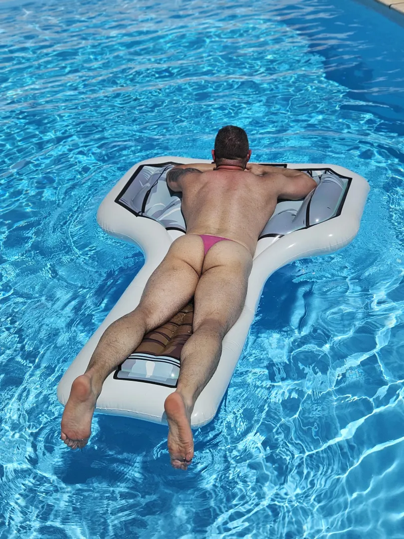 lazy das at pool... posted by PeachInPublic