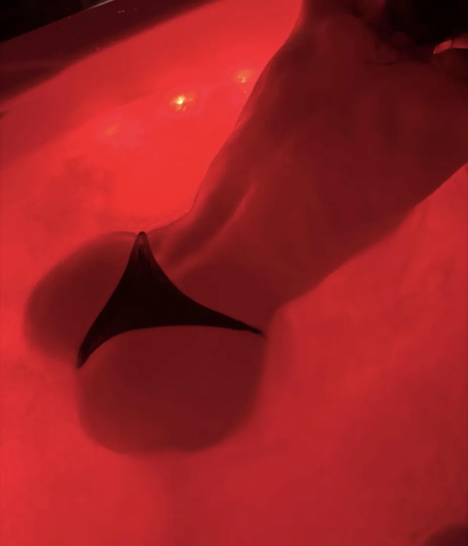 Le jacuzzi me détend, mais il tend monsieur  posted by Atelier_Photo