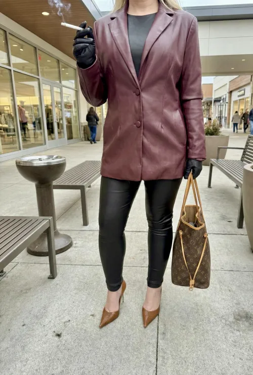 Leather, gloves, pointed heels, and a cigarette between stops. Shopping Saturday isn’t about the stores, it’s about the enjoyment. by heeledobsession