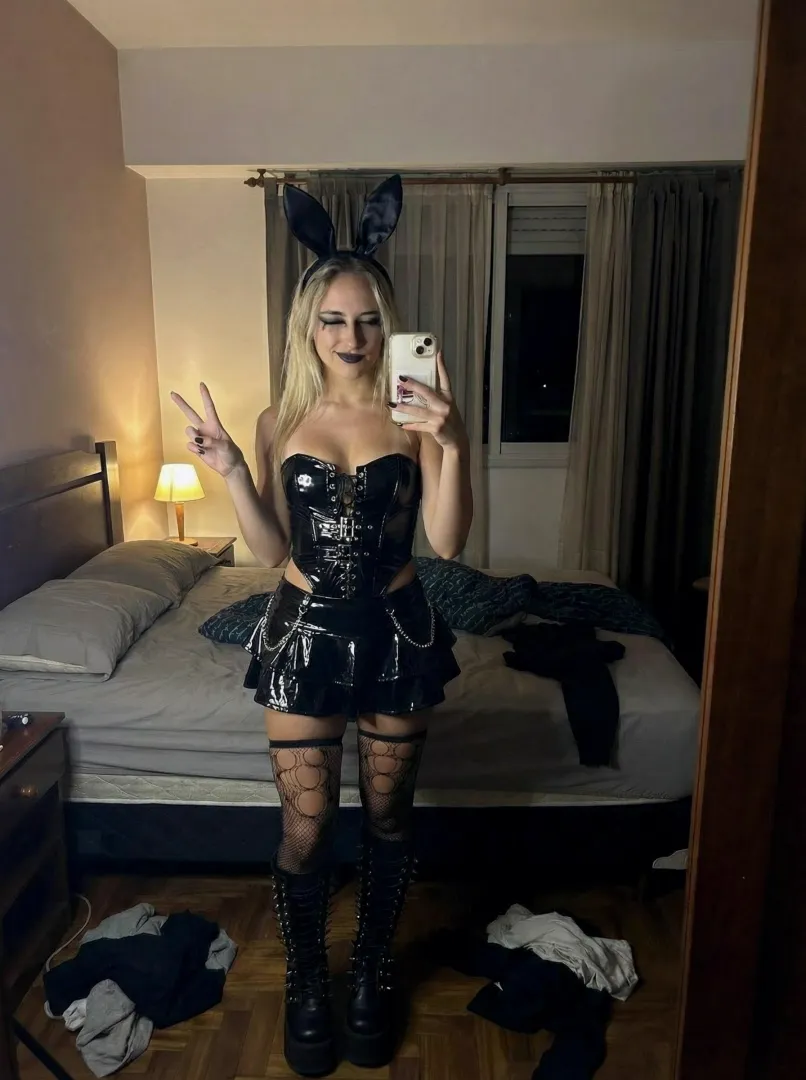 Leather hugs every curve posted by PinkPetalDazzle