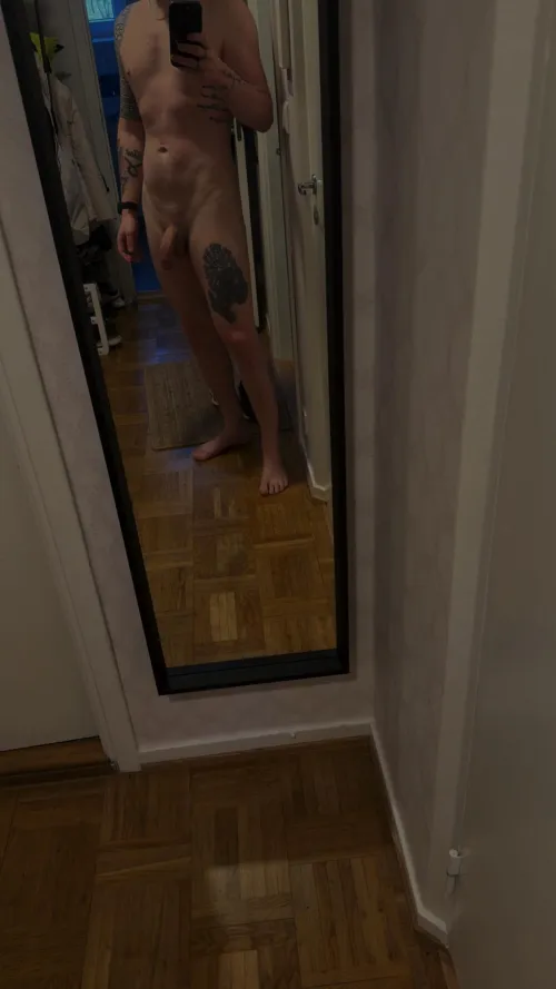 Ledig idag i Göteborg. Nån som vill krypa ner intill och hålla mig sällskap? ;) by Comfortable_Ask_4162