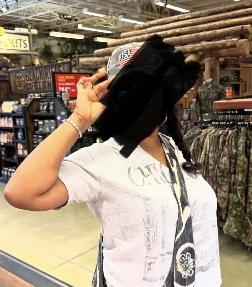 Let’s gooooo luvyssss I enjoyed the two of you that found me and thank you for my new shirts and hat from one of you by Merceyluvy