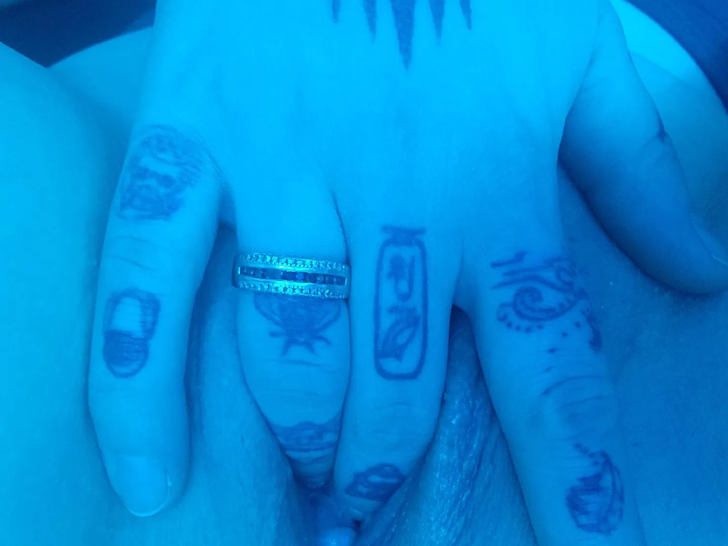 Liche mes doigts posted by Mysterious_Mix_2173