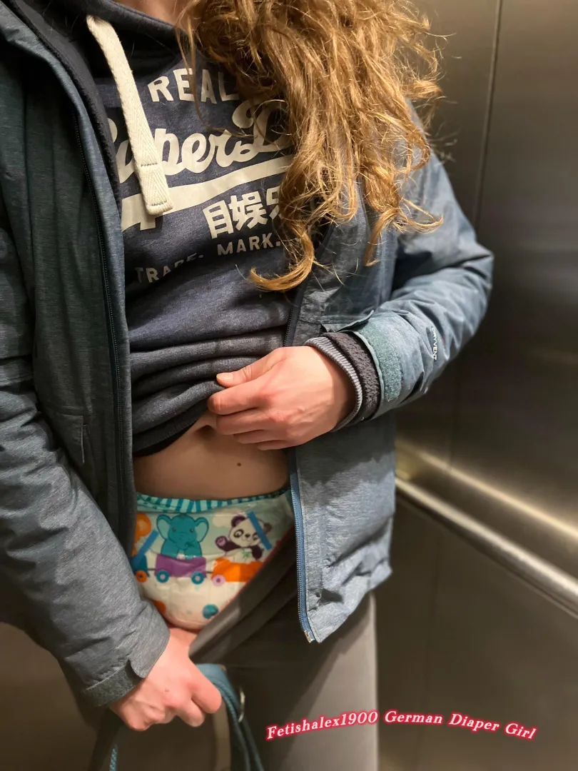 Lift goes up pants go down ⬆️↕️ posted by fetishalex1900