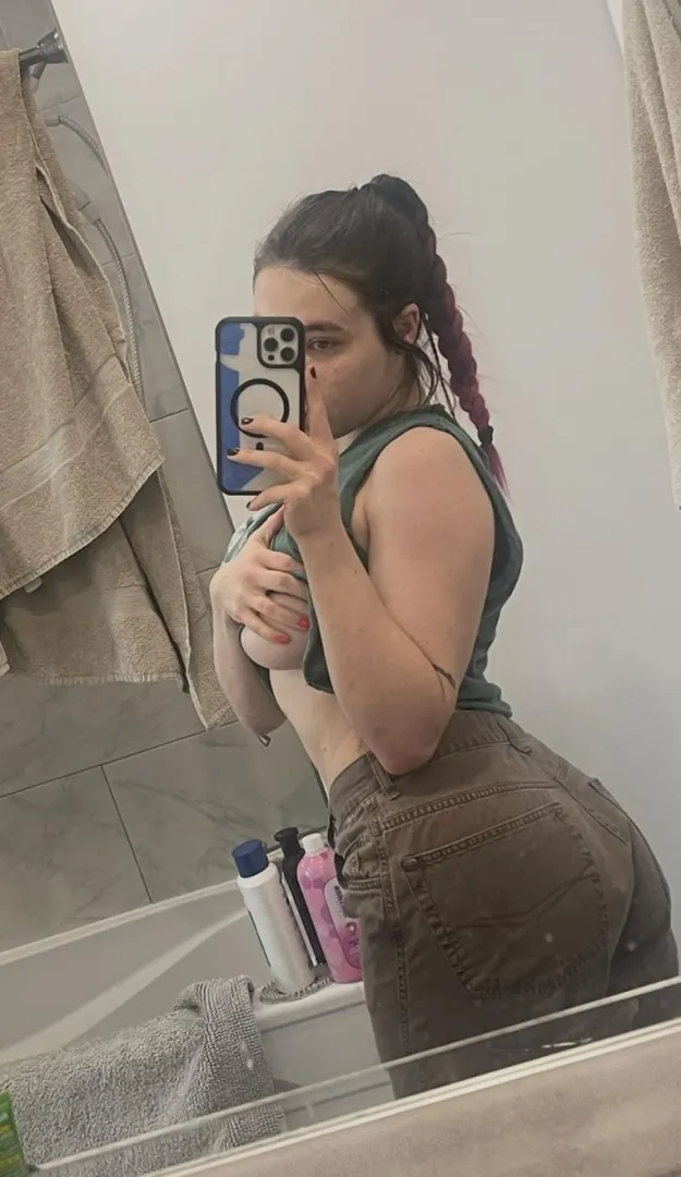 Lifting my shirt for a peak underneath posted by Mojocams