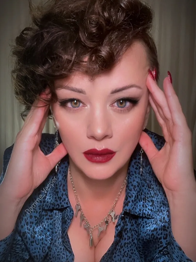 Lips or eyes? posted by domme_vesper_