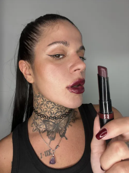 Lips ready to kiss you tonight by girlytattoo