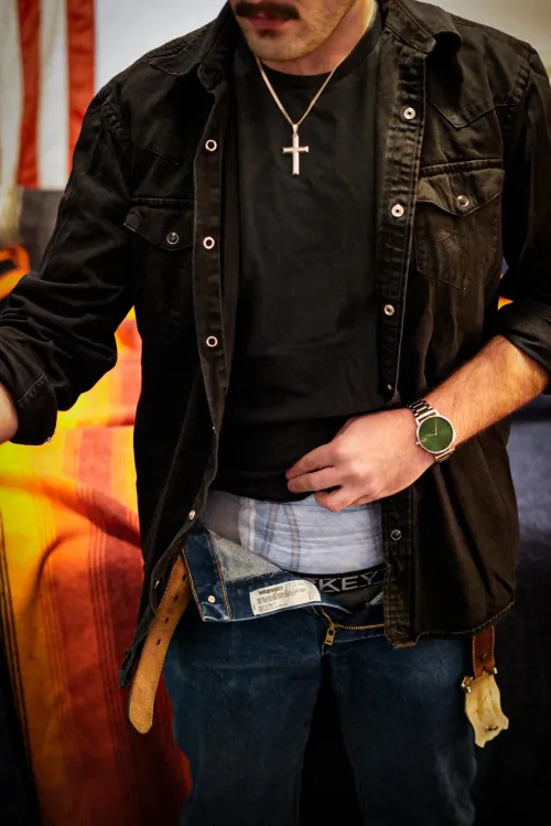 Little did you know that hot guy at the bar you have been eyeing up all night cant even tell when he has to pee. The sly smirk, the drinks, the flirting all while i am one sip away from loosing control. by ontheDL_01