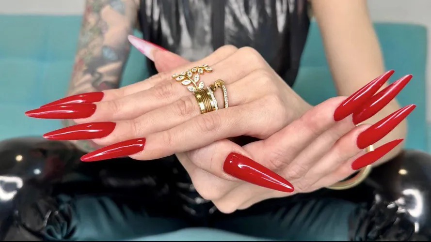 Long and red by Juliadomaina