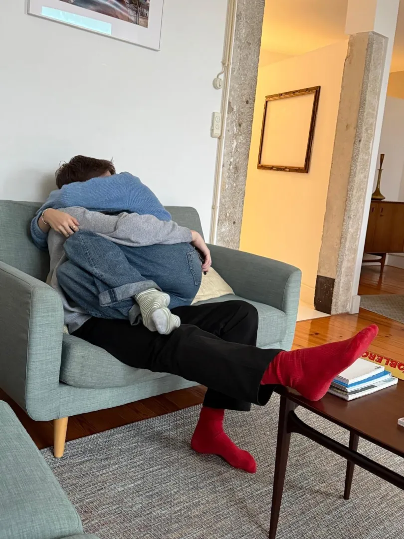 long day, comfy lap posted by TradeNo5622