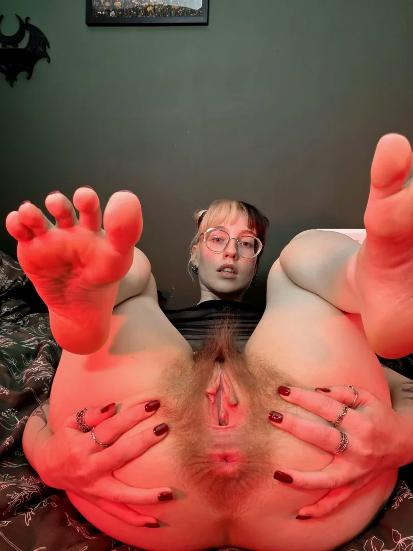 Look at my perfectly separated toes. posted by Lizziejanexxo