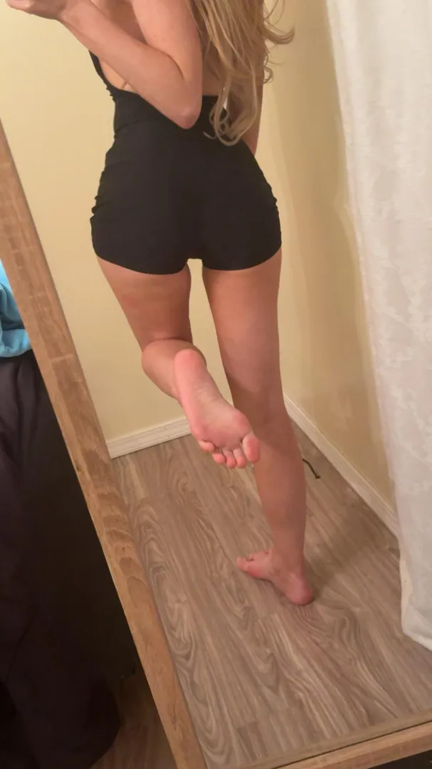 Look at you, everyone is out on a romantic dinner date, me included and you’re here begging to goon and send to my PERFECT solesif you impress them you might be able to call them your valentines posted by goddesssophie111