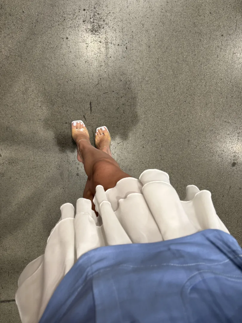 Look on my white toes posted by IamyourLisa