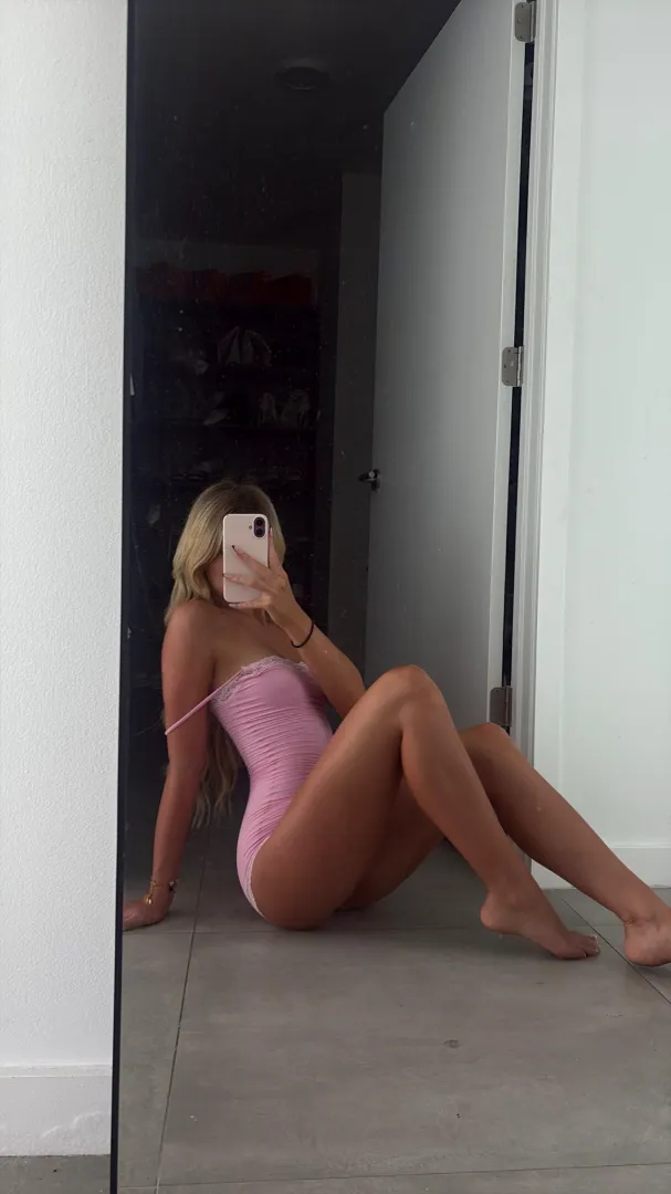 Looking for a daddy to eat this slutty pussy posted by barbie1ove