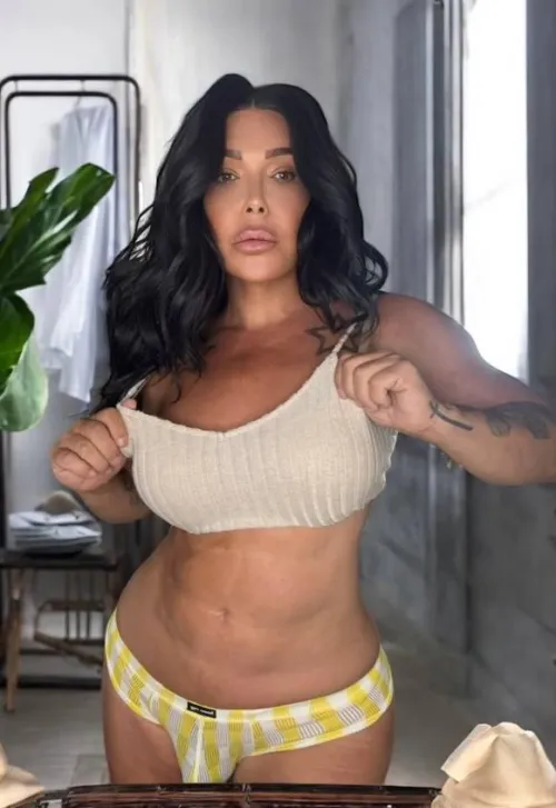 Looking for a guy who is willing to play with my bulge by annatransxo