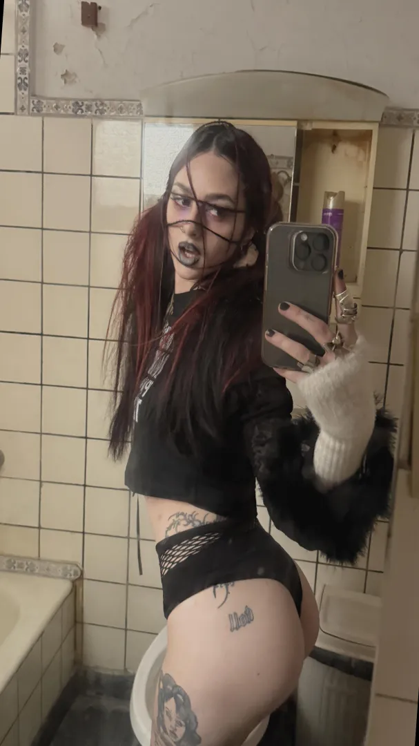 Looking for a host. - i reply on lg: ,.lunarumes.' posted by kerdeh