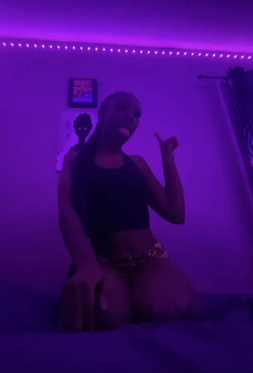 Looking for a mistress near Milwaukee or Chicago by ykwhoitismimi_