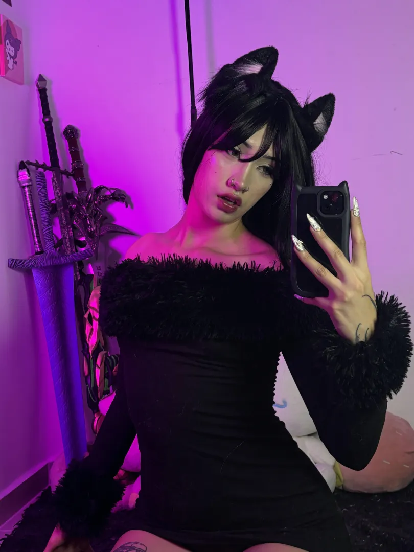 Looking for a new pet? Here’s your perfect obedient kitten >⩊< posted by ElaraMason