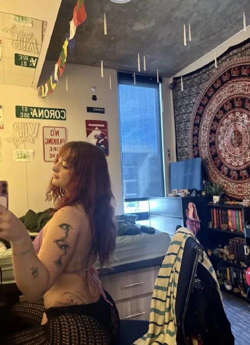 Looking for lovers of curvy redhead by Ambitious-City5833