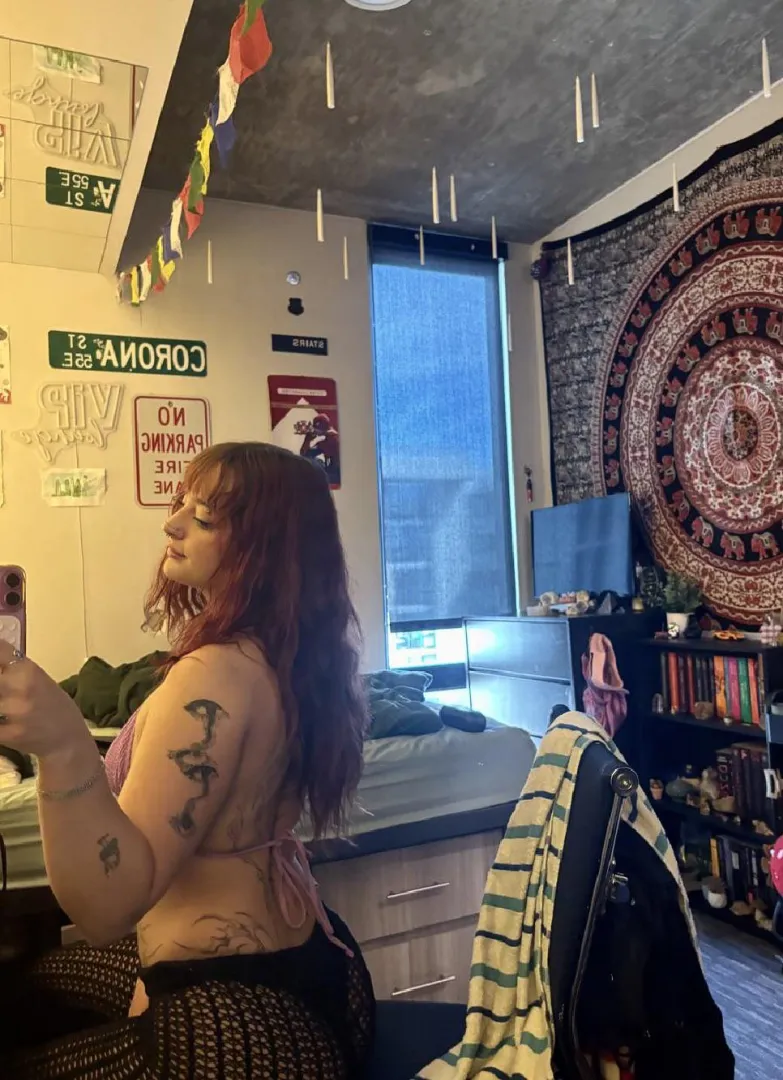 Looking for lovers of curvy redhead posted by Ambitious-City5833