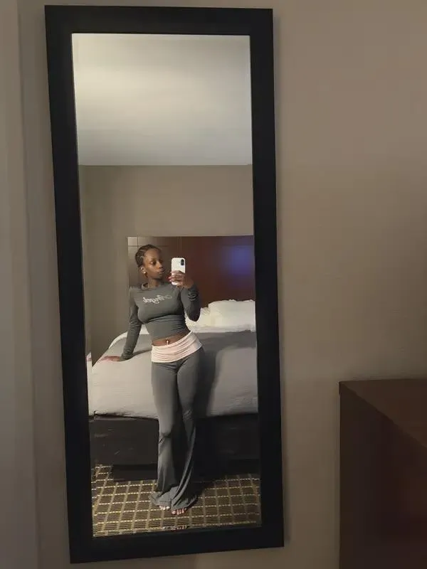 Looking to tag team this girl posted by Salty-Crew-7116