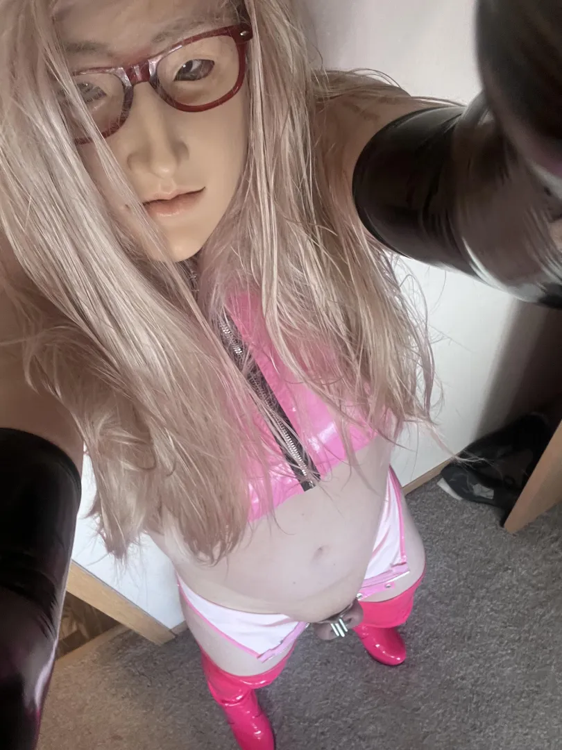 Love being a rubber sissy doll posted by Wahloflatex1