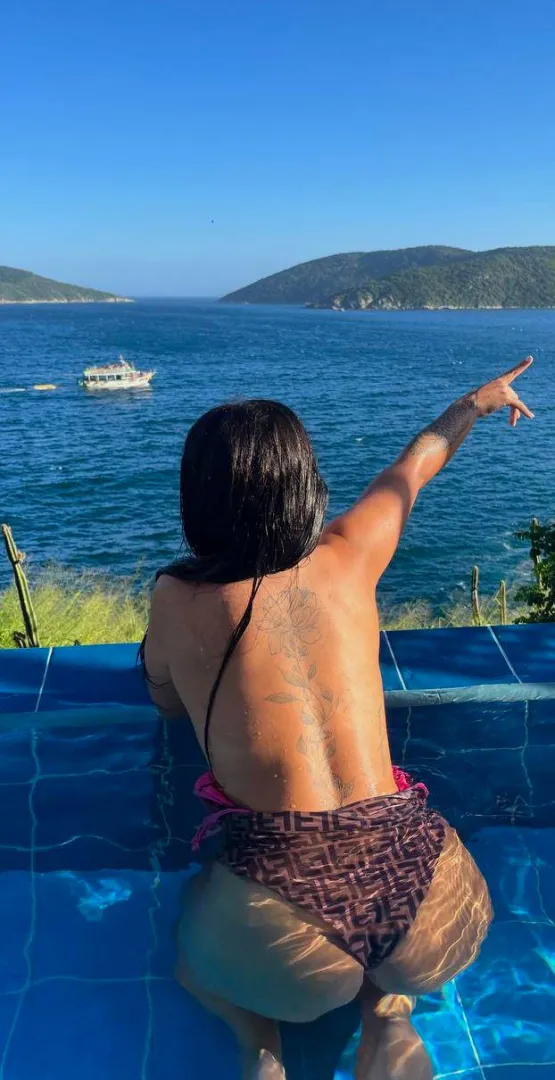 love it when my fat ass makes you distracted posted by Crave-Siren