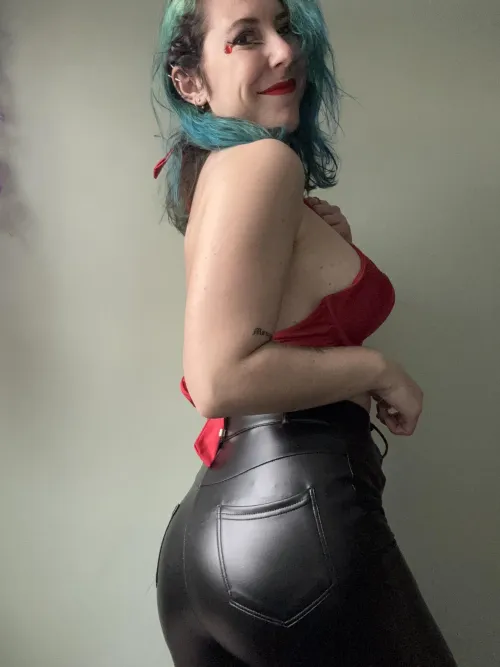 Love leather pants by sirenskiss3