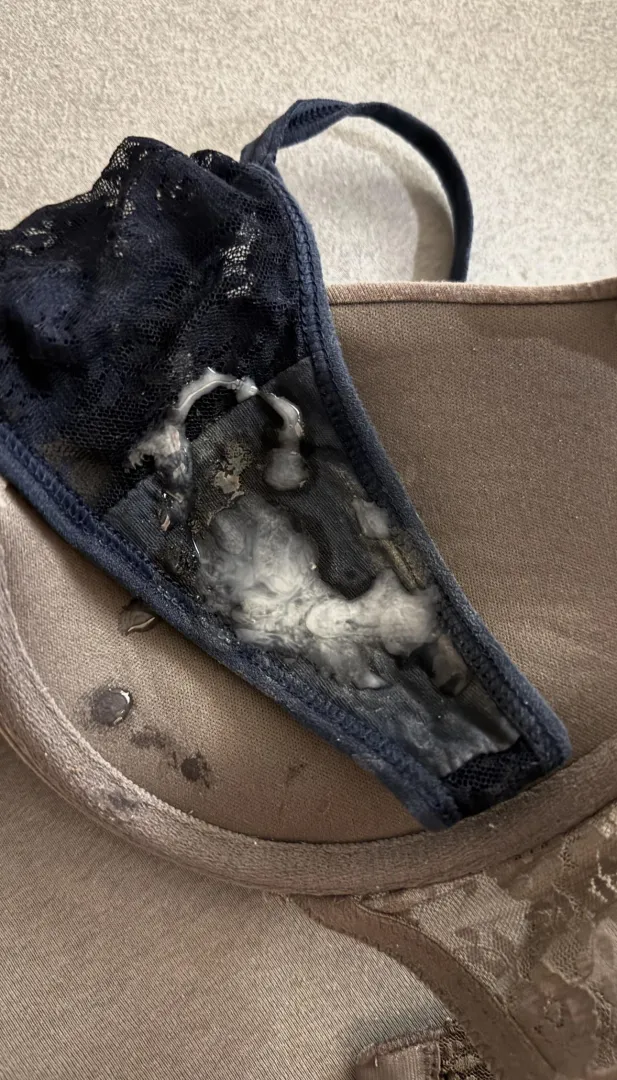 Love to cum on my favorite bra and panty posted by Lunayaaaaa