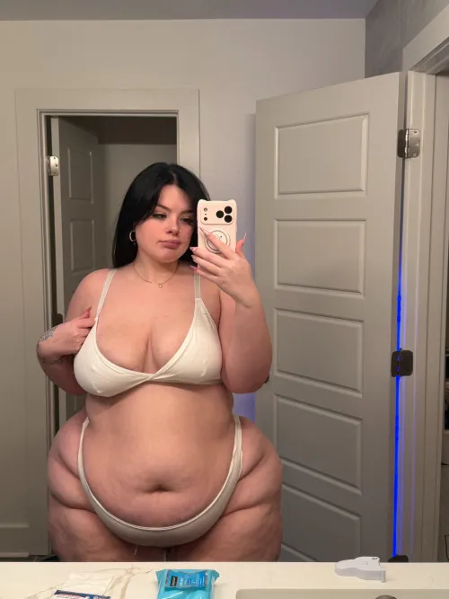 Loveee how my belly looks in this pic by Snowangelcake