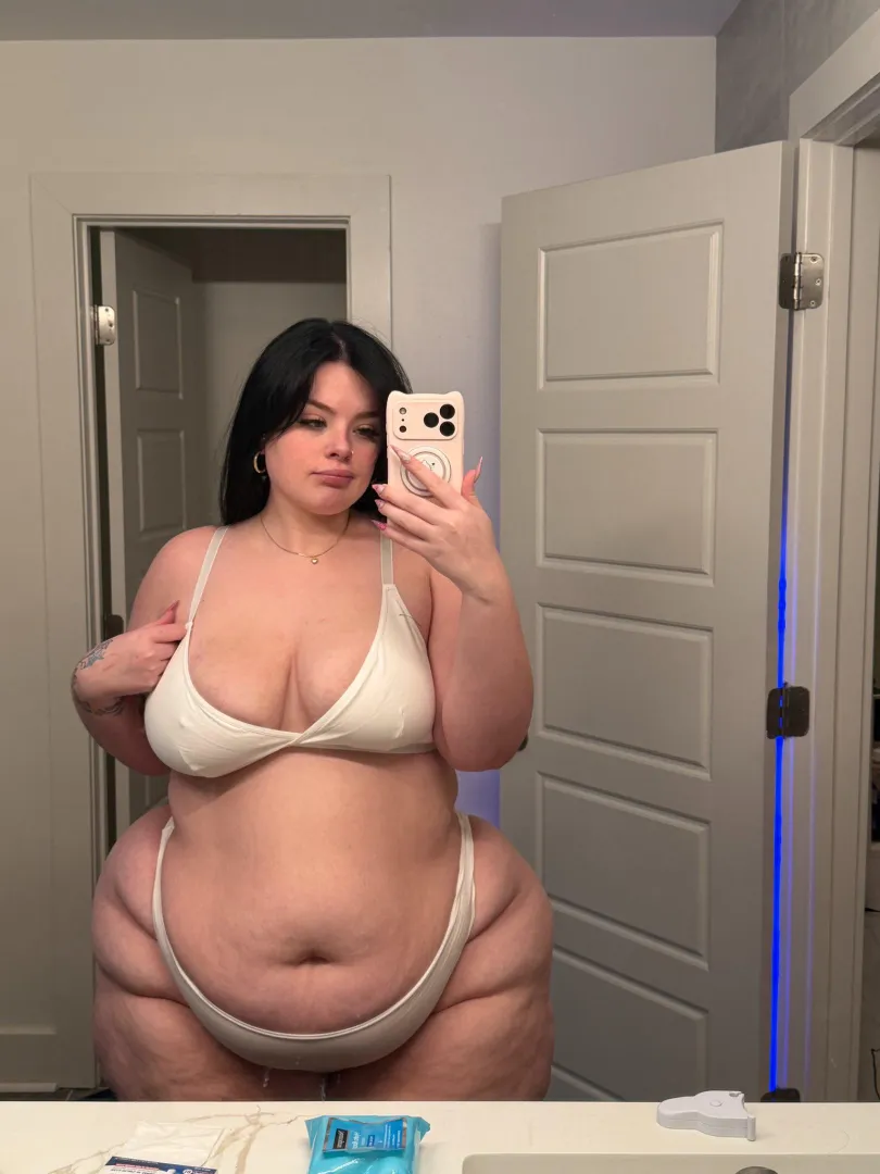 Loveee how my belly looks in this pic posted by Snowangelcake