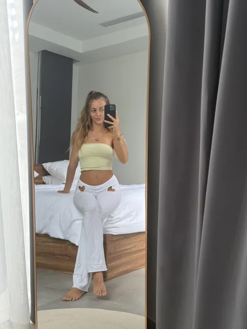 Loving how this outfit hugs every curve just right. by karaque