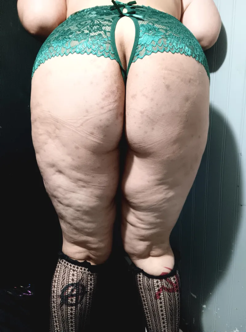 Loving on these green crotchless panties posted by animequeen1993