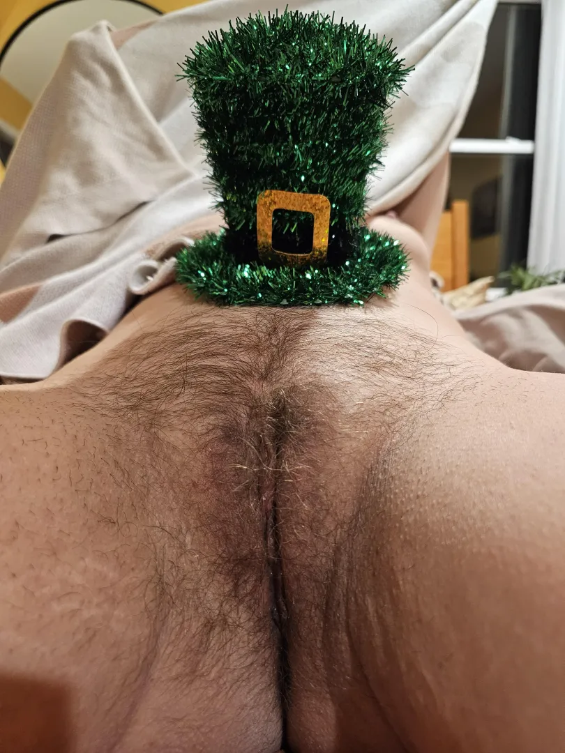 Luck o' the Irish, you found the pot of gold  posted by Nudesandplants