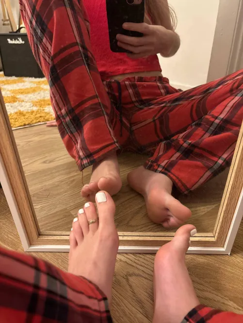 Lunch Time, feet are served  by deliciananas2