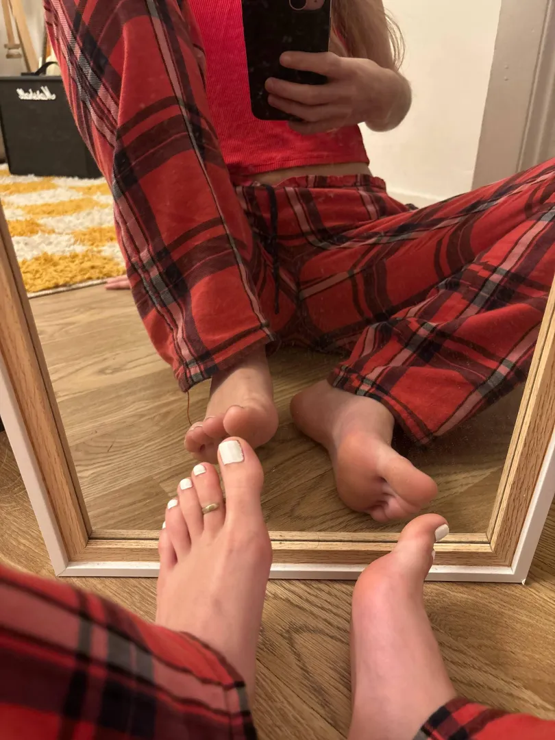 Lunch Time, feet are served  posted by deliciananas2