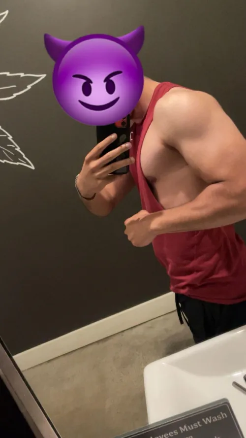 (M for mf/f ) 28M here super fit and Hung , Looking for some fun ! Couples or females only by Annual_Implement6896