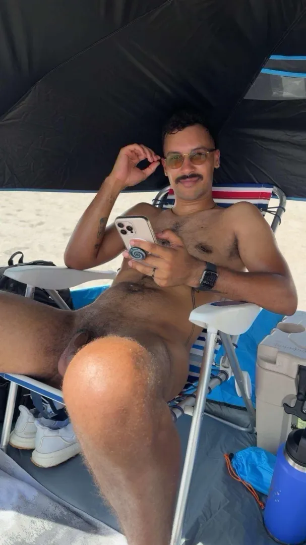 M28 looking for people around my age who would want to chat and hang out! Under 35 please. posted by AlexxCatastrophe