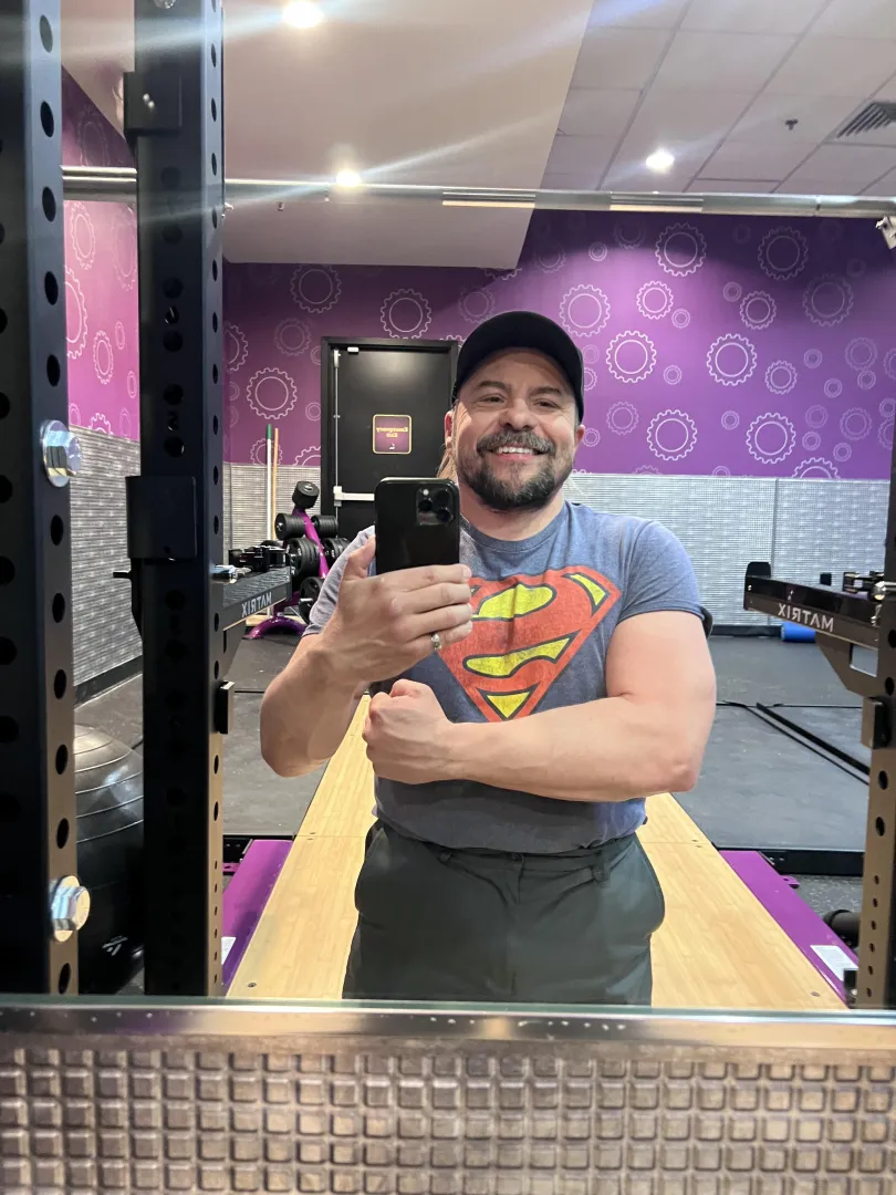 (M46, 3’7” tall, Bi-lateral phocomelia) posted by ShortKingAfterDark