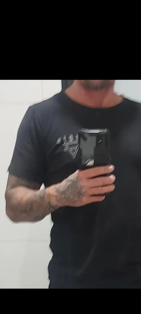 M4F 43yo hot guy wants girl to chill with posted by External-Sugar-4946