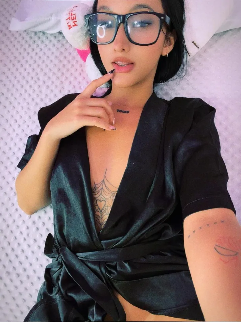 Maybe I look serious with these glasses, but my mind is in a very different place right now. Want to know what I’m thinking about? ️ posted by SamantaKane