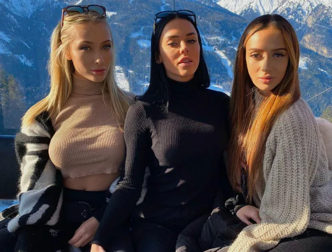 Me and my friends. By the way, I'm the one on the left. by Jeninmood