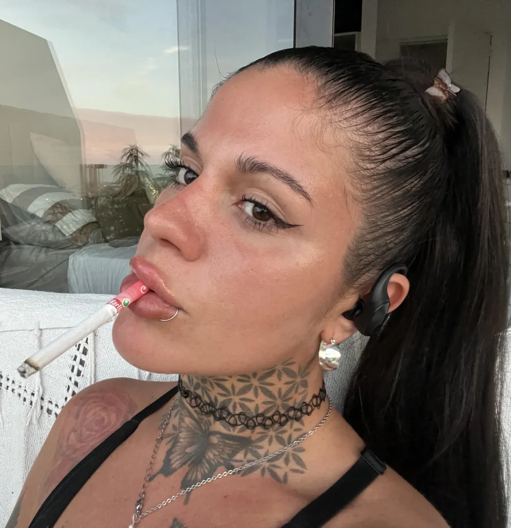 Me encanta fumar y ponerte cachondo posted by girlytattoo