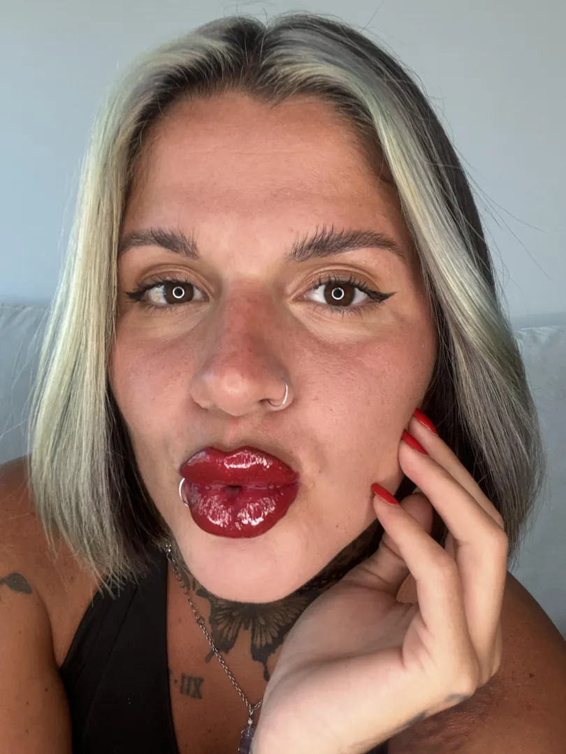 Me encanta hacer la boca de pato con mis enormes labios rojos posted by girlytattoo