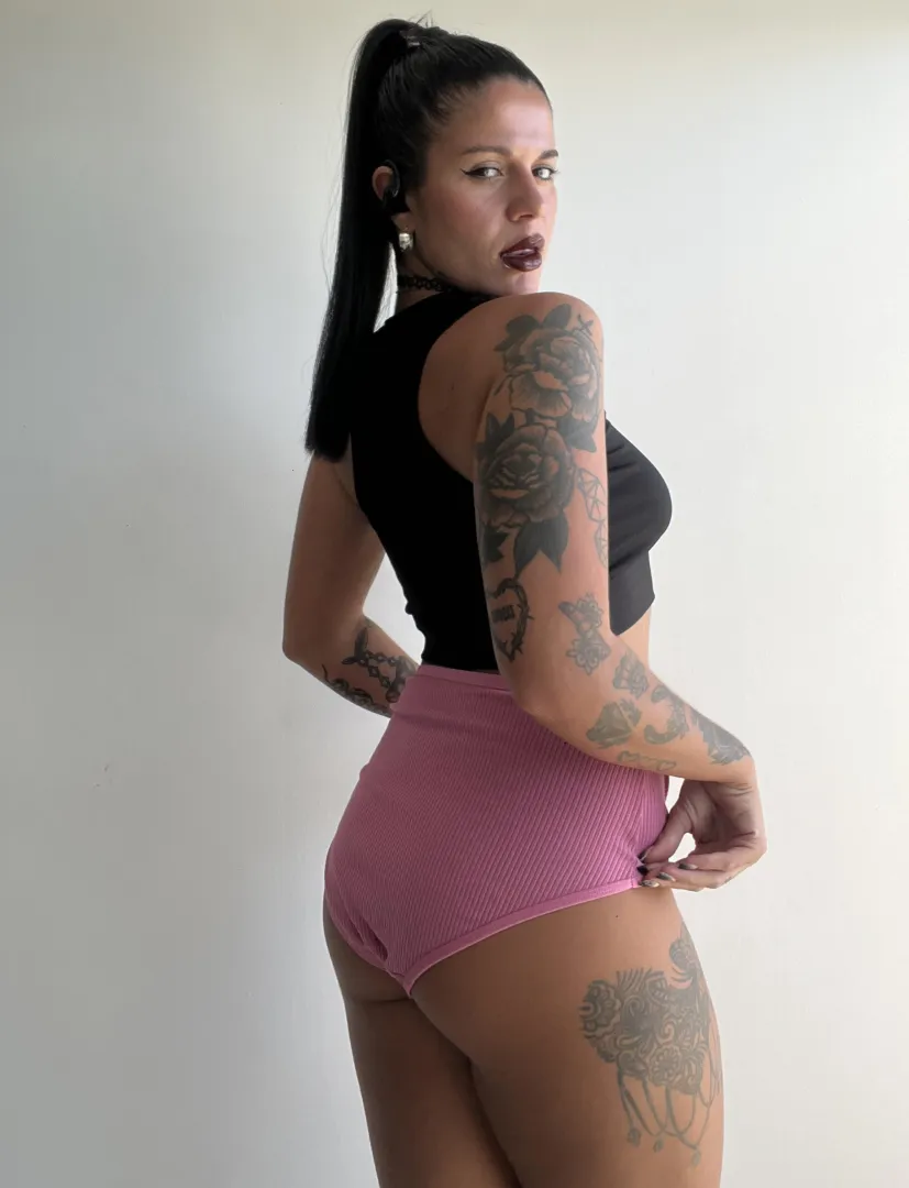 Me encanta usar bragas grandes y sexys posted by girlytattoo