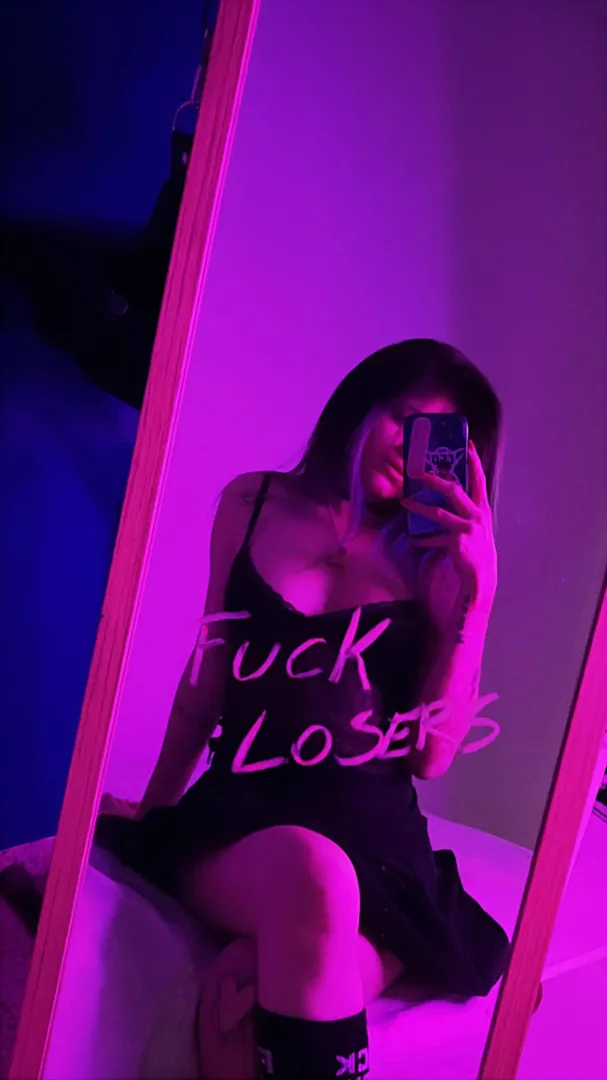 Me gusta mirar por encima del hombro a los que son chiquitos y no sirven para nada ¡Arrodíllense, gusanos! posted by goddess_sekai