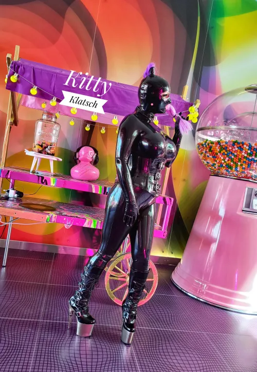 Me in my latexcatsuit by Kittyklatsch6