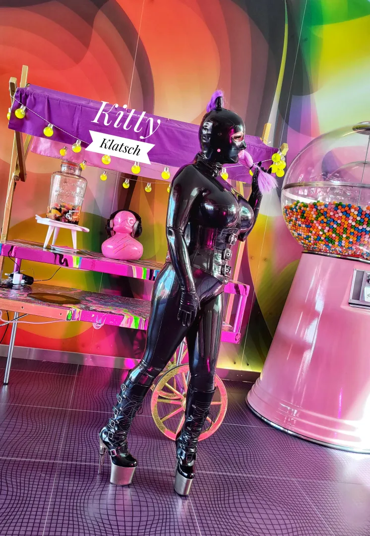 Me in my latexcatsuit posted by Kittyklatsch6