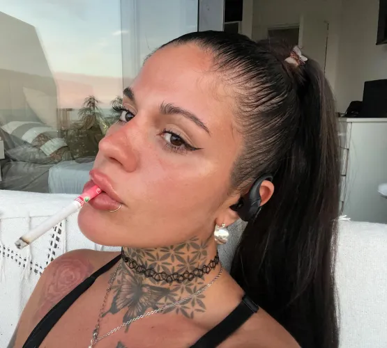 Me siento muy linda fumando hoy by girlytattoo